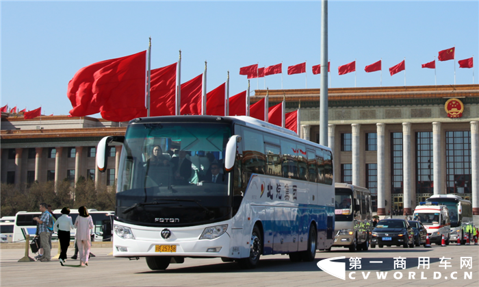 5月21日、22日，2020全国两会在北京正式拉开帷幕。在两会中提供服务保障的车辆不但承担着两会代表、委员的接驳重任，更象征着汽车“国家队”，代表了我国汽车制造业的实力与发展方向，也是两会代表和委员们瞩目的焦点。作为中国客车制造业的龙头企业，福田欧辉客车自2005年起服务全国两会，今年依然作为“常驻代表”担纲服务保障任务。
