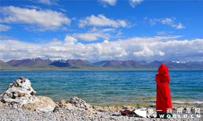 有人说，人这一辈子，要去看两样风景，一个是大海，一个是西藏。在每个人的心里，都有一个西藏梦，这是一个神奇的地方，令无数人心驰神往的地方，是向往的人间天堂。