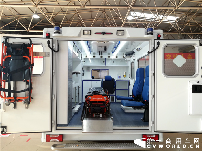2020开年的这场疫情对救护车的功能、效率提出了更高的要求。相较其它救护车，“方舱救护车”显得与众不同，它拥有着更宽敞的空间，舱内能够装载更丰富的紧急治疗设备，是各大医院必不可少的病患转运救治利器，堪称移动的“生命方舟”。南京依维柯针对医疗系统的实际用车需求，专门打造了依维柯欧胜方舱救护车，为病患转运救治保驾护航！