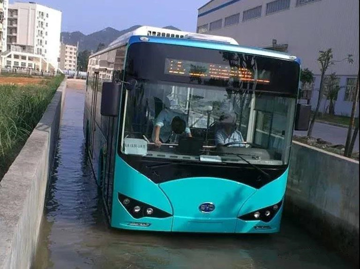 乘风破浪 比亚迪纯电动客车"雨"你同行