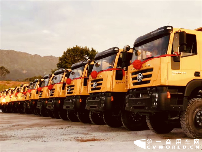 2020年6月底，30辆红岩自卸车从上汽红岩重庆生产基地正式发往刚果（金），批量投入到非洲中部地区用于水泥厂石灰石运输服务。红岩自卸车的承载性、出勤率和安全性等各方面获得了刚果（金）客户的信赖。
