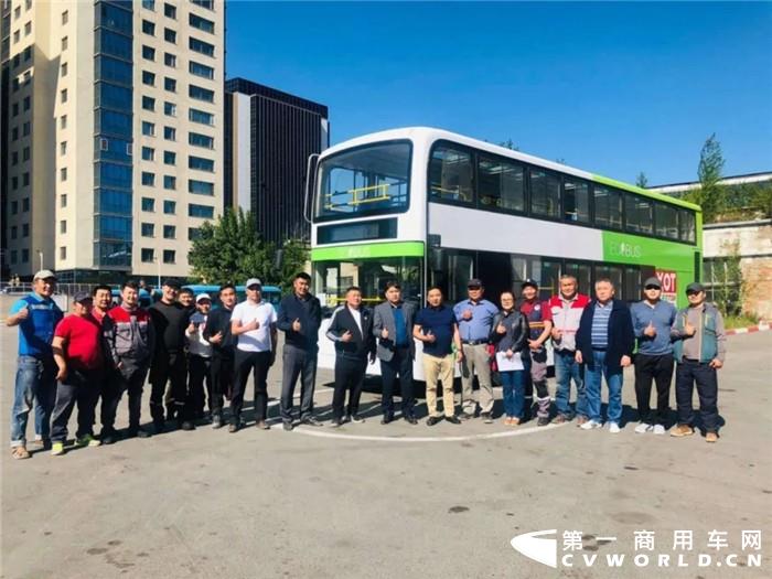 6月30日下午，蒙古国首都乌兰巴托市主街道和平大街上，一辆全新的开沃双层电动大巴载着乘客由西向东快速驶过。这是蒙古国首次引进的中国造双层电动大巴上路试运营。 