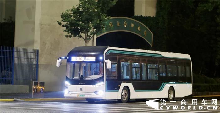 申沃以创新意识紧跟时代步伐，以社会责任完成品牌使命，始终坚持“质量第一，用户至上”的质量方针，于近日全面完成了久事公交500辆纯电动城市客车的生产及交付工作，继续为上海市绿色公交出行，添“安心砖”、加“放心瓦”。