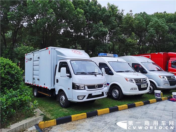 2020年7月15日，东风汽车股份有限公司在湖北武汉、襄阳、十堰三地同步举办以“荆楚东风  浴火新生”为主题的东风汽车股份抗疫英雄会暨上市21周年活动。