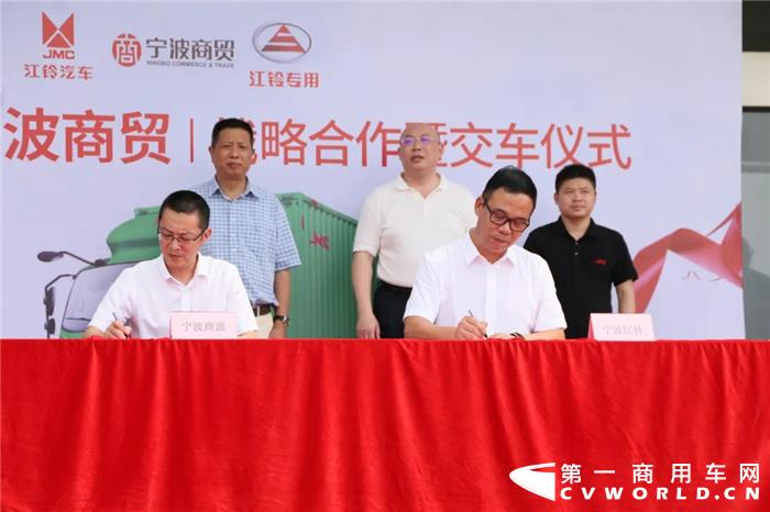 7月24日，宁波商派城配管理有限公司购置100辆江铃凯运蓝鲸展翼车型正式交车，首次交车50辆。
