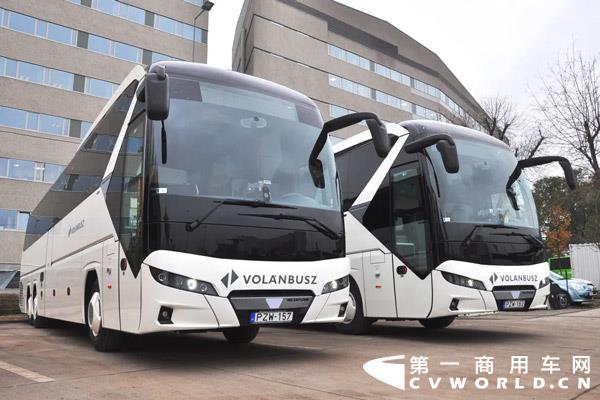 匈牙利公交運營公司Volánbusz再次訂購了一大批尼奧普蘭Tourliner客車。四年來，Volánbusz公司先后4次采購尼奧普蘭客車，打造了成功合作的典范。29輛全新尼奧普蘭客車將于今年夏季實現交付，并將在匈牙利各地投入運營。