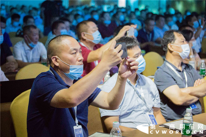 7月31日，由宇通客车主办的2020中国校车行业高峰论坛在河南郑州隆重举办。此次论坛以“智敬美好，守护未来”为主题，再次聚焦校车安全和健康。来自校车管理部门、校车运营企业、教育机构、媒体等400余位嘉宾代表参加了论坛，共同为中国校车可持续发展建言献策，为孩童安全健康成长保驾护航。