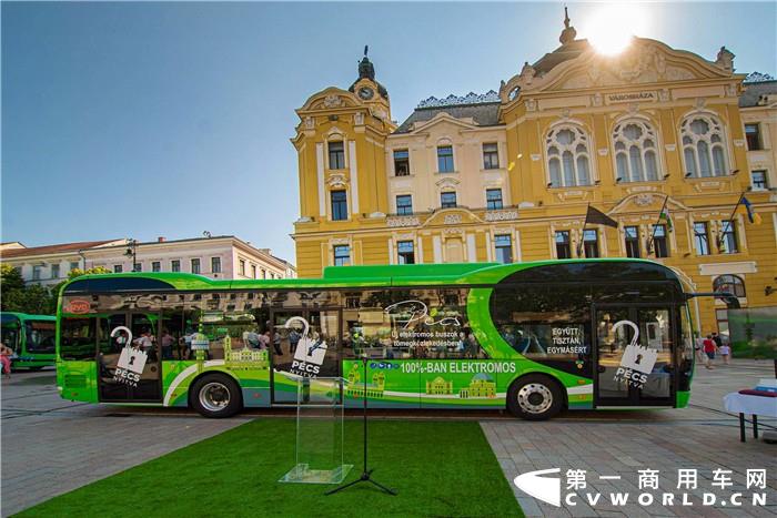 当地时间7月31日，比亚迪向匈牙利公共交通运营商Tüke Busz Zrt成功交付10辆12米纯电动大巴。这些车辆由比亚迪位于匈牙利本地的大巴工厂完成生产，将投入匈牙利西南部城市佩奇市使用，标志该市历史上首批纯电动大巴车队正式上线运营。
