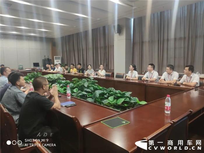 如果说毕业典礼是校园时光的终点站，那么入职日这天便是迈向青春下一段旅程的起跑线。看，中车电动的“后浪们”带着热情与活力，即将入海～