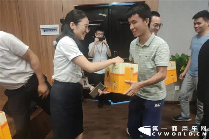 如果说毕业典礼是校园时光的终点站，那么入职日这天便是迈向青春下一段旅程的起跑线。看，中车电动的“后浪们”带着热情与活力，即将入海～