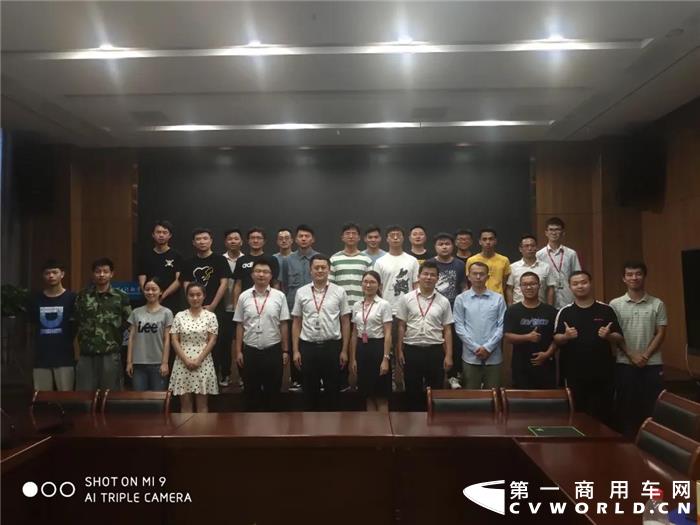 如果说毕业典礼是校园时光的终点站，那么入职日这天便是迈向青春下一段旅程的起跑线。看，中车电动的“后浪们”带着热情与活力，即将入海～