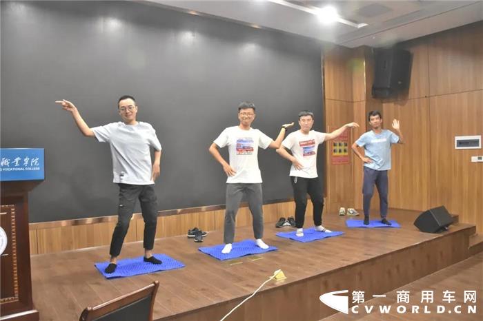 如果说毕业典礼是校园时光的终点站，那么入职日这天便是迈向青春下一段旅程的起跑线。看，中车电动的“后浪们”带着热情与活力，即将入海～