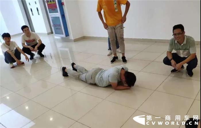 如果说毕业典礼是校园时光的终点站，那么入职日这天便是迈向青春下一段旅程的起跑线。看，中车电动的“后浪们”带着热情与活力，即将入海～