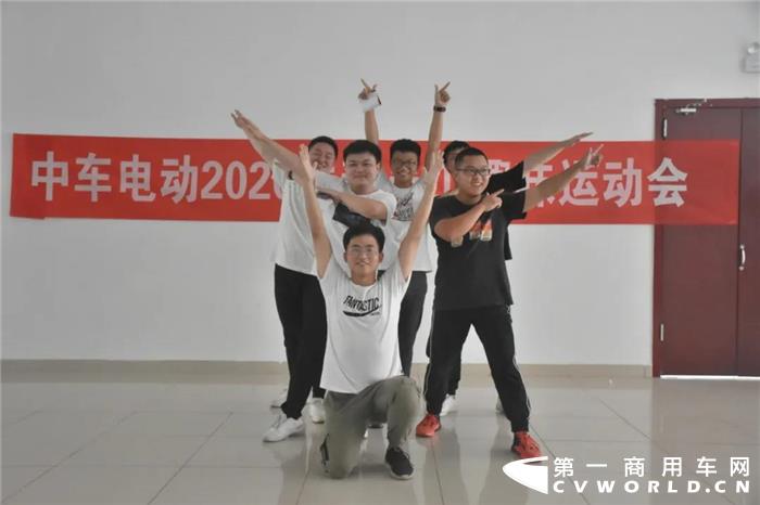 如果说毕业典礼是校园时光的终点站，那么入职日这天便是迈向青春下一段旅程的起跑线。看，中车电动的“后浪们”带着热情与活力，即将入海～
