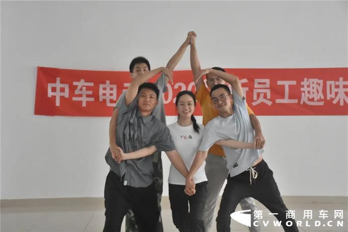 如果说毕业典礼是校园时光的终点站，那么入职日这天便是迈向青春下一段旅程的起跑线。看，中车电动的“后浪们”带着热情与活力，即将入海～