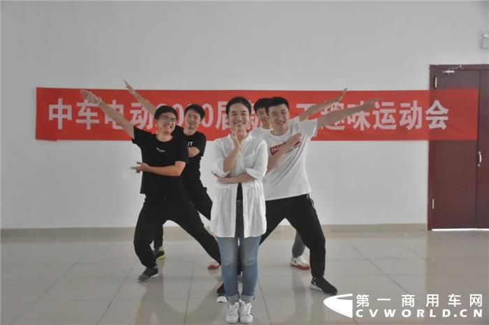 如果说毕业典礼是校园时光的终点站，那么入职日这天便是迈向青春下一段旅程的起跑线。看，中车电动的“后浪们”带着热情与活力，即将入海～