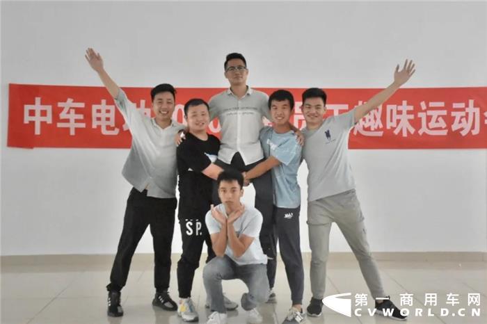 如果说毕业典礼是校园时光的终点站，那么入职日这天便是迈向青春下一段旅程的起跑线。看，中车电动的“后浪们”带着热情与活力，即将入海～