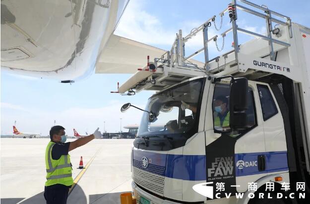 8月4日，解放首辆新能源食品车在大兴机场正式投入运行。