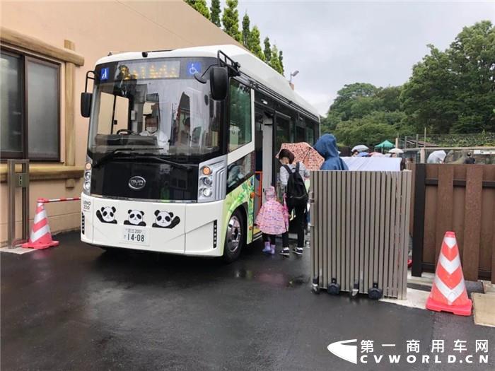 京都、冲绳、岩手、尾濑、山梨...,从2015年5辆纯电动巴士K9交付开始，比亚迪纯电动巴士已经走遍了日本多个城市的不同地区。从一个城市到多个城市，从一款巴士到多款巴士，从公交车、港口接驳到景区接驳，遍布了日本的南部、中部、东北部。
