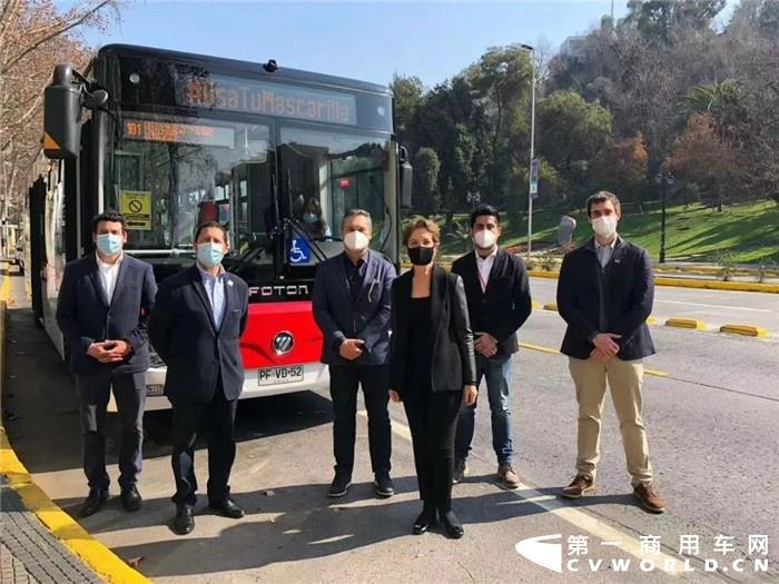8月15日，一辆辆红白相间、只见其影，未闻其声的公交车出现在智利圣地亚哥街头，并载满乘客，驶进了四通八达的交通网中。这是第一批福田欧辉纯电动公交车正式投入当地运营的场景。