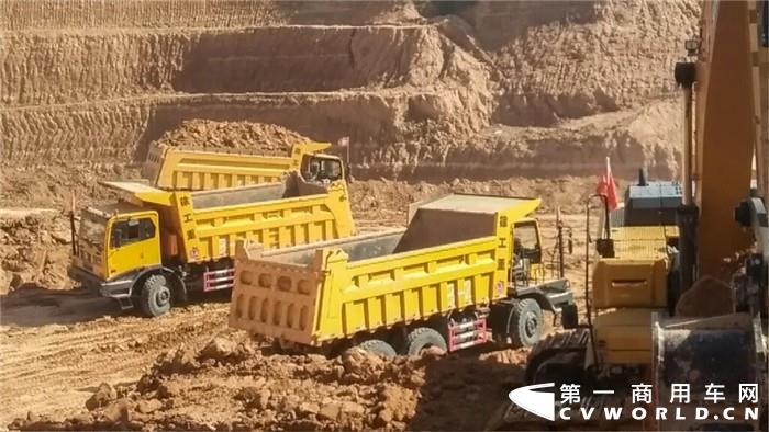 徐工XG90非公路自卸车再次征战鄂尔多斯矿山，30辆XG90脚踏大地、身负重任，在大草原八月的晨风中开启了他们的矿山新征程。
