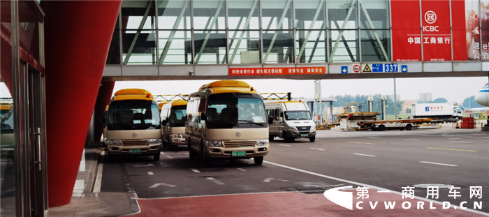 近日，作为机场“环保先锋队”的重要一员，银隆新能源商务车服务于首都空港贵宾服务管理有限公司，先后入驻北京首都国际机场、北京大兴国际机场，为“国门”提供贵宾摆渡接送服务，保证机场各种运输方式之间衔接顺畅，为旅客提供更方便快捷的绿色出行服务。