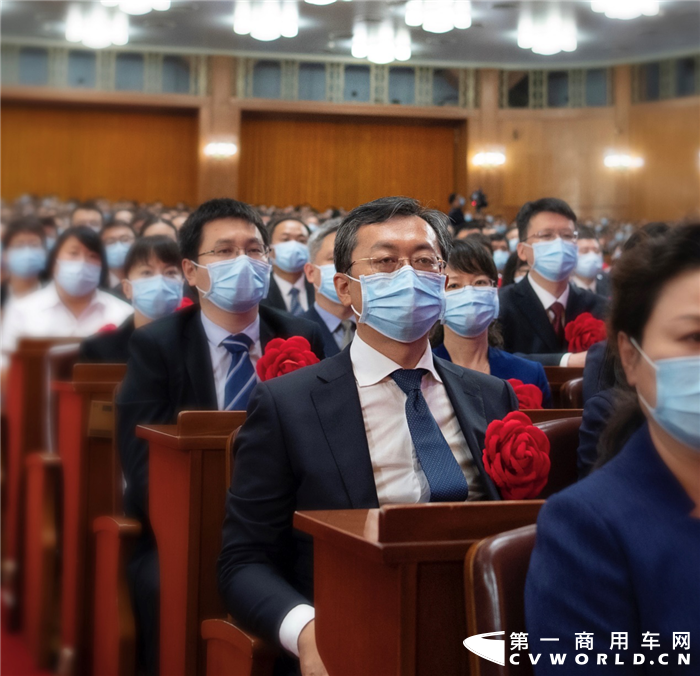 北汽福田党委书记、总经理巩月琼与其他获奖代表出席表彰大会_副本.png