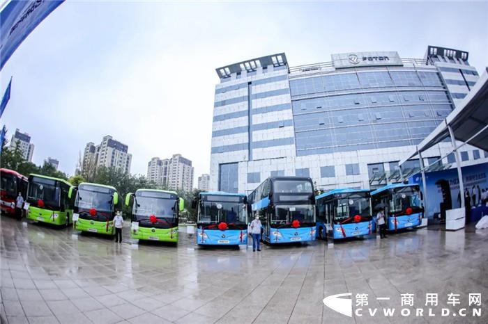 9月15日，以“国企聚力促发展 共同守卫北京蓝”为主题的“北京公交集团&北汽福田2120辆欧辉新能源客车交车仪式”在北汽福田总部举行。这是继2019年初2790辆福田欧辉新能源客车投入北京公交集团运营之后的又一次规模化交付。