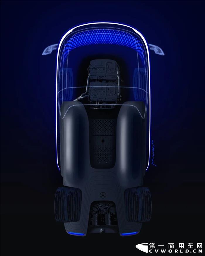 全球首发的梅赛德斯-奔驰GenH2燃料电池卡车拥有高达1,000公里以上的续航里程，适用于灵活且高要求的长途运输。该车型将于2023年启动客户测试，并于2025年后实现量产。