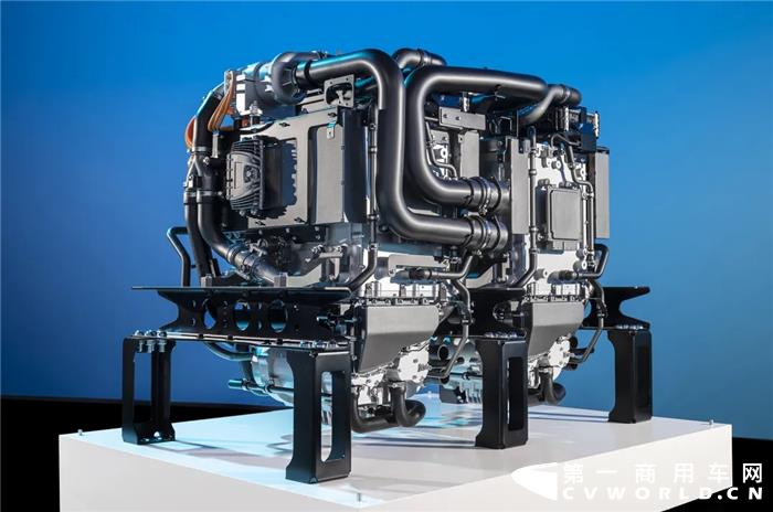 全球首发的梅赛德斯-奔驰GenH2燃料电池卡车拥有高达1,000公里以上的续航里程，适用于灵活且高要求的长途运输。该车型将于2023年启动客户测试，并于2025年后实现量产。