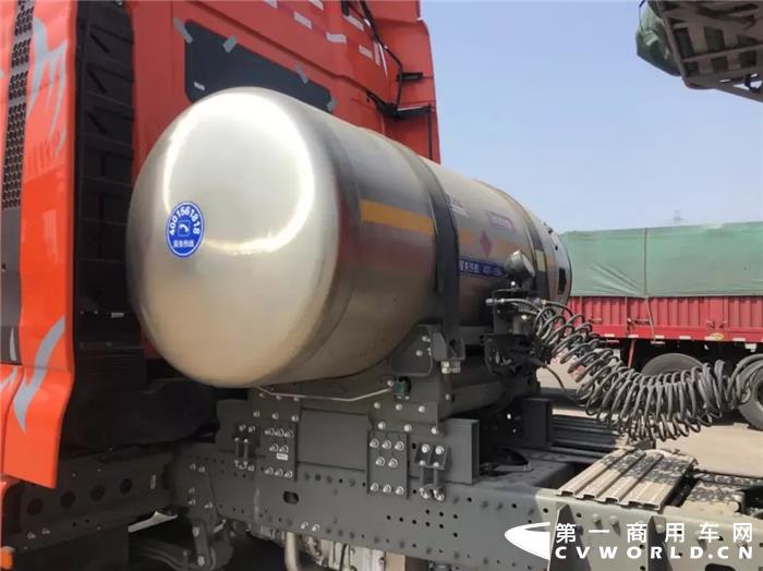 自山东聊城的孙师傅于2020年1月购置了汕德卡G7 LNG车型，主要以零担、绿通货物运输为主，百公里31公斤的气耗让孙师傅感到十分满意。
