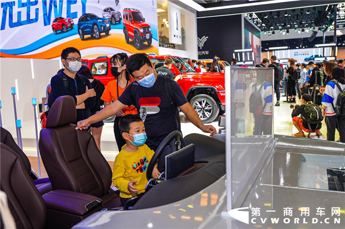 9月26日，长城汽车携旗下哈弗、欧拉、长城皮卡及WEY四大整车品牌登陆2020（第十六届）北京国际汽车展览会，献上“撸猫遛狗开坦克”、唠“科”上墙品“咖啡”的饕餮盛宴，并推出多重创新互动体验，以全新姿态打造本届北京车展人气爆棚网红展馆。