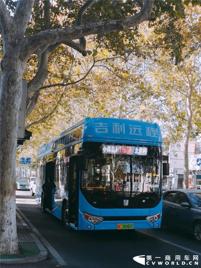 10月23日，吉利商用车集团向淄博市公交公司交付的50辆氢燃料电池公交客车全面正式上线运营，这是吉利商用车与淄博市公交公司（金路通）战略合作的首批氢燃料电池公交客车订单。