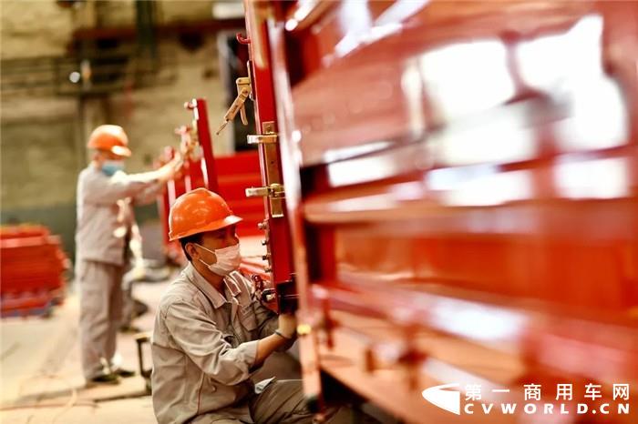 10月26日，东风商用车有限公司打造“国际标杆生产线”的又一代表性项目——东风专用汽车有限公司新工厂开工仪式在十堰举行。