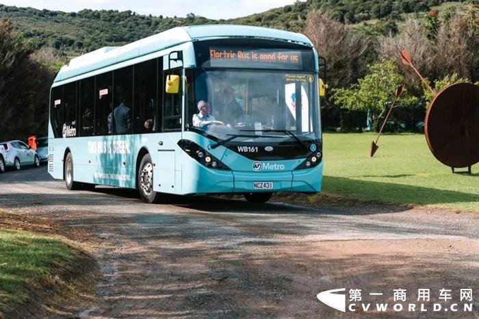 当地时间11月10日，比亚迪携手英国巴士制造商Alexander Dennis（ADL）向新西兰旅游胜地怀赫科岛（Waiheke Island）交付该岛首支纯电动大巴车队，该车队也是奥克兰大区的首支纯电动大巴车队。车队现阶段包括6辆11米BYD ADL Enviro 200 EV系列纯电动大巴，预计今年圣诞节前将增至8辆，届时怀赫科岛上半数大巴将实现零碳排放运营。