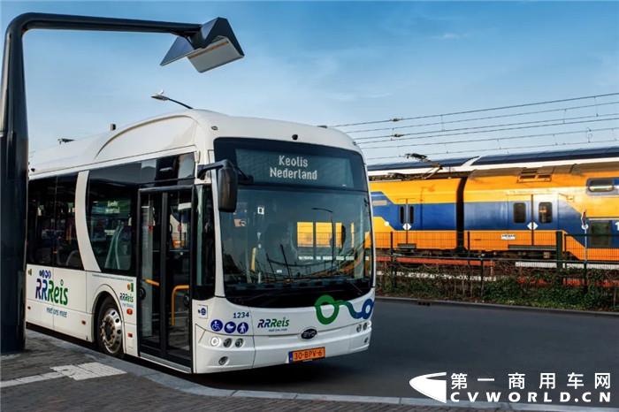 当地时间12月13日，比亚迪向欧洲公共交通运营商凯奥雷斯集团（Keolis）荷兰分公司正式交付全欧洲最大规模的纯电动大巴车队。此订单合计259辆，首批246辆将投入该国艾塞尔-维赫特地区运营，线路覆盖荷兰东部及中部区域，贯穿兹沃勒、阿珀尔多伦和埃德等多个城市，其余13辆大巴将按原计划于2021年春季陆续投入运营。