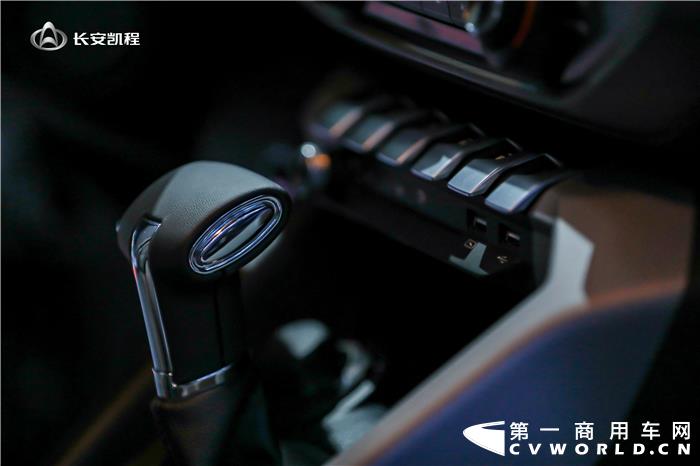 12月22日，长安凯程F70汽油自动挡车型上市，新车推出包括两驱豪华版、四驱豪华版和两驱行政版、四驱行政版在内的4款车型，售价为9.98-13.48万元。值得注意的是，10万元内的起售价，打破了皮卡市场的原有定价规则，成为目前国内消费者能买到的同级最超值自动挡大皮卡。