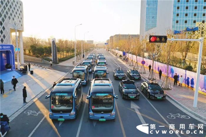 【第一商用车网 原创】为探索“智慧”交通的实现路径和实现形式，2020年11月初，河南省明确将郑州列为全省新型智慧城市试点市，重点建设智慧交通。而郑东新区作为郑州市大力发展智慧交通的重点区域，则取得了诸多阶段性成果——2021年1月1日举办的中原科技城智能出行系统一期启动仪式便是其中之一，这也代表着郑州“智慧”交通建设新时代的到来。