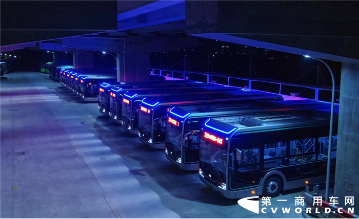 近日，在宁波市北仑公共交通有限公司，20辆宇通高端智能网联公交车投入运营。这是宁波首次引入高端智能化公交车型，标志着省内新能源智慧交通发展迎来崭新篇章。