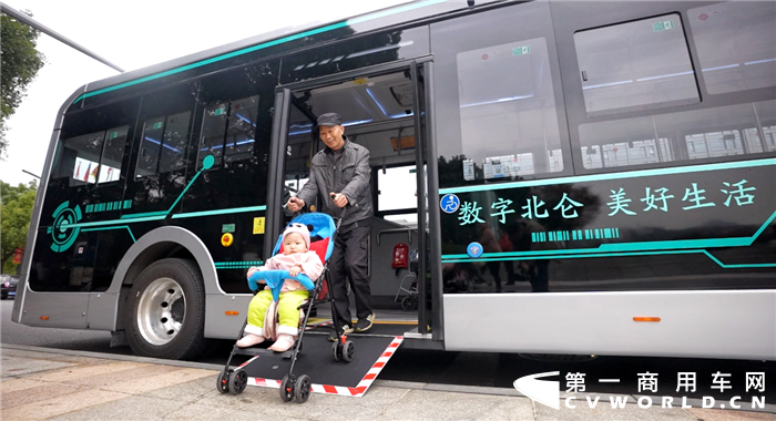 近日，在宁波市北仑公共交通有限公司，20辆宇通高端智能网联公交车投入运营。这是宁波首次引入高端智能化公交车型，标志着省内新能源智慧交通发展迎来崭新篇章。