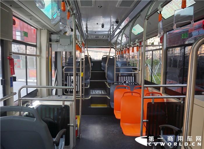 迎着2021年的脚步，在江苏苏州高新区，30辆苏州金龙海格纯电动公交正式上线！活力四射的橙红色搭配神秘庄重的纯黑色外观，打开了2021年高新区绿色公共交通事业红火新局面，用低碳、环保、便捷的出行服务，为高新区的市民们提前送上了一份新年礼物。