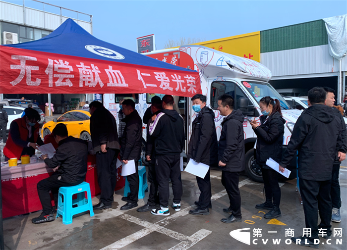 3月15日，一辆“大家伙”——高端依维柯方舱献血车缓缓驶入了南京依维柯授权经销商河南人和4S店，员工们的视线都不由地聚焦在这辆大车上。原来，为了支持社会公益事业，依维柯经销商联合河南省红十字会走进企业，组织员工无偿献血，奉献爱心。