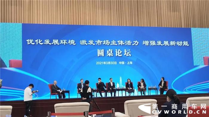 重塑集团董事长兼CEO林琦(舞台左三)发言_副本.jpg