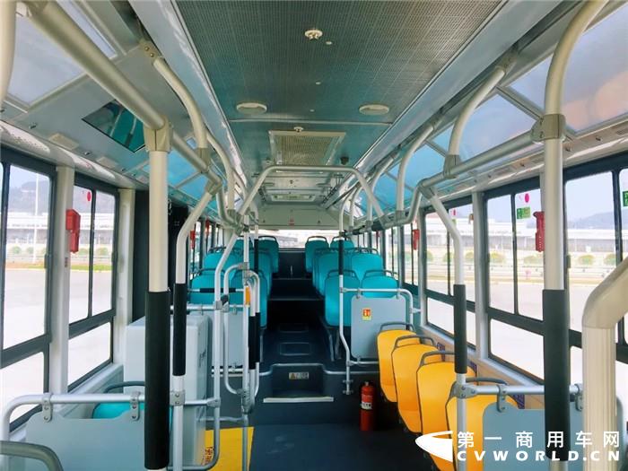 吉利远程客车首次携手宜宾，旗下纯电动城市客车产品E10将担起宜宾交通服务重担，助推宜宾公交绿色发展！在3月30日，首批30辆吉利纯电动城市客车E10在宜宾交付上线运营。