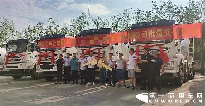 城建先锋，谁与争锋！近日，30台徐工漢風G5轻量化搅拌车批量交付重庆客户，助力这座“山城”城市建