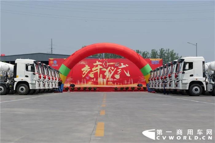 城建先锋，谁与争锋！近日，30台徐工漢風G5轻量化搅拌车批量交付重庆客户，助力这座“山城”城市建