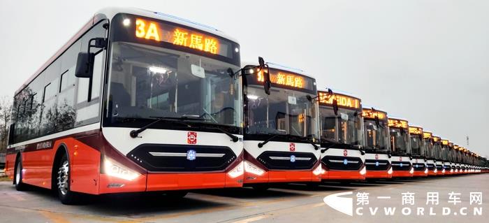 近日，中通客車首批174輛增程式混合動(dòng)力城市客車正式交付澳門公共汽車股份有限公司（以下簡稱“澳巴”），助力澳門打造更優(yōu)質(zhì)的公共出行服務(wù)新體驗(yàn)，加快澳門低碳智慧城市建設(shè)。