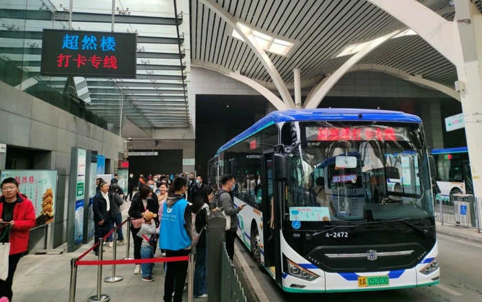 超然楼打卡专线上运营的中通客车.jpg