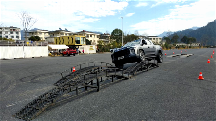 改-【第一商用车】13.68万起售 2.0T+豪华内饰+全能底盘 星际皮卡试驾体验如何？2266.png