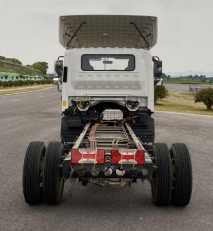 【第一商用車網(wǎng) 原創(chuàng)】上汽集團(tuán)為做大商用車板塊，于2016年底將躍進(jìn)品牌從南京依維柯剝離出來(lái)并入上汽大通。從此，上汽大通的業(yè)務(wù)板塊增加了一項(xiàng)新的內(nèi)容——輕卡。除開接管躍進(jìn)品牌輕卡業(yè)務(wù)，上汽大通還推出了采用大通商標(biāo)的全新電動(dòng)輕卡產(chǎn)品——大拿T1，并劍指全球市場(chǎng)。